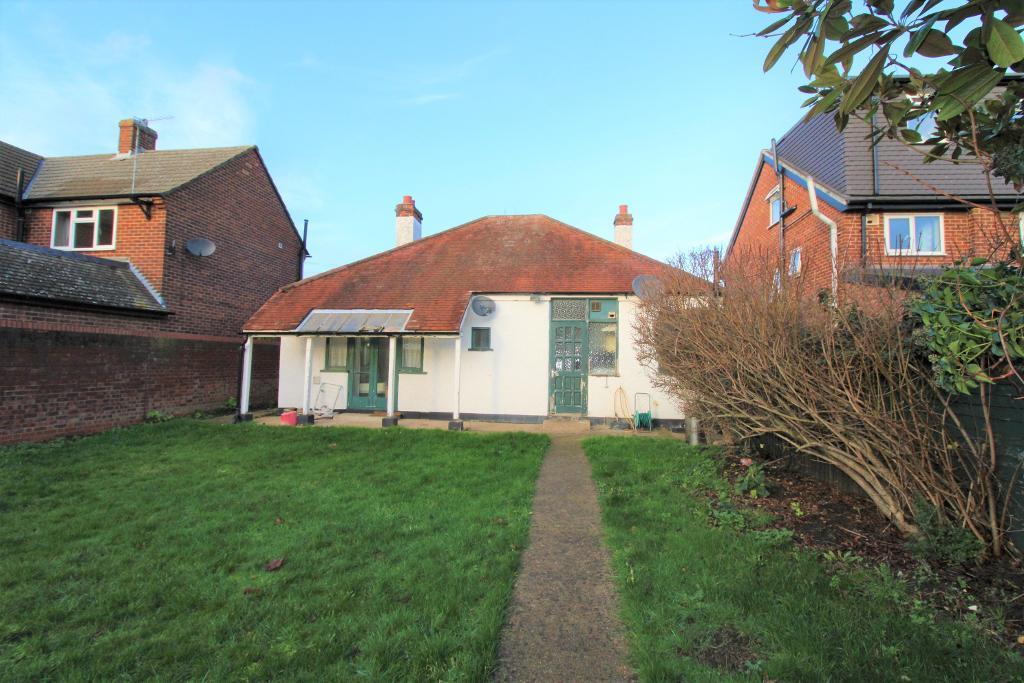 2 Bedroom Bungalow For Sale in Doghurst Avenue, Harlington, Hayes, UB3
