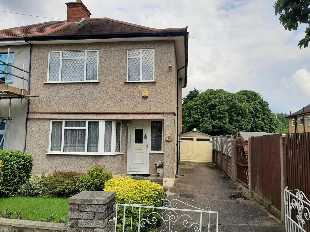 3 Bedroom SemiDetached House For Sale in Grosvenor Avenue, Hayes