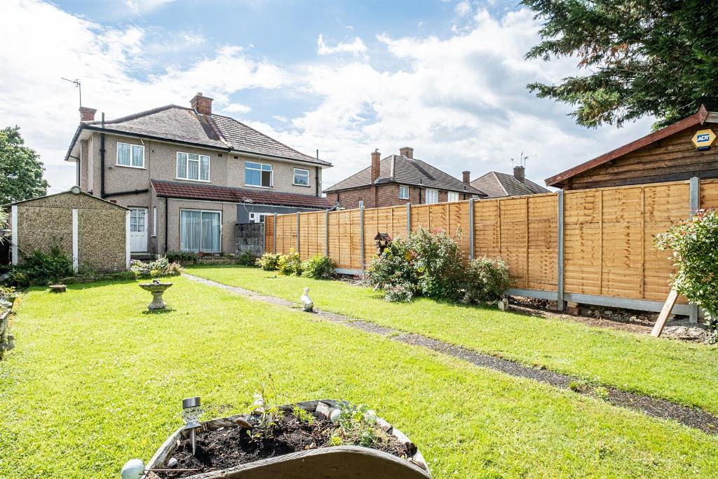 3 Bedroom SemiDetached House For Sale in Grosvenor Avenue, Hayes