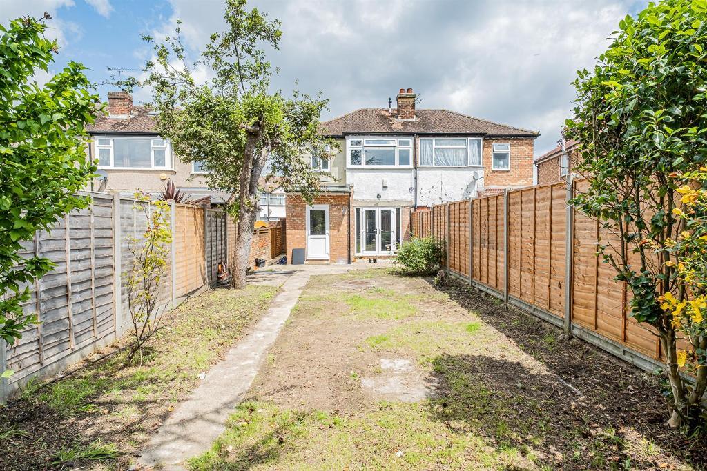 3 Bedroom SemiDetached House For Sale in Fairholme Crescent, Hayes
