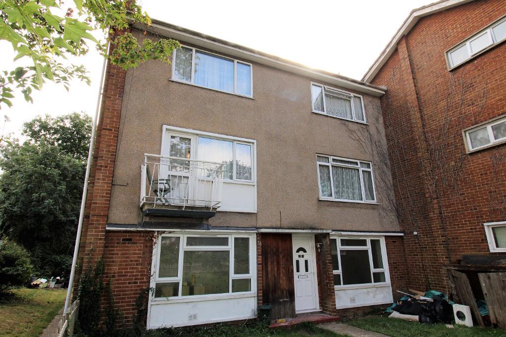 2 Bedroom Split Level For Sale in Pembury Court, Harlington