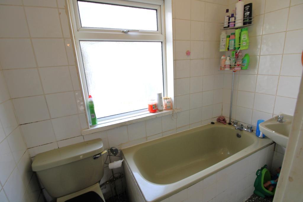 2 Bedroom Flat For Sale in West End Lane, Harlington, UB3 5LU