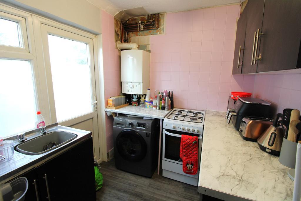 2 Bedroom Flat For Sale in West End Lane, Harlington, UB3 5LU